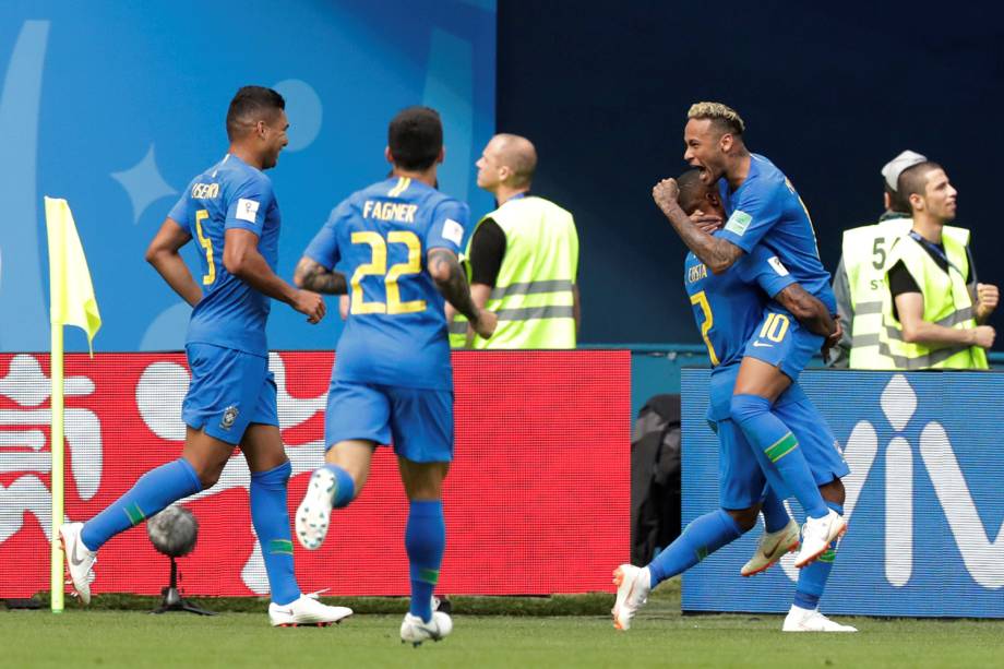 Neymar comemora com os companheiros de time o segundo gol marcado na partida contra a Costa Rica - 22/06/2018