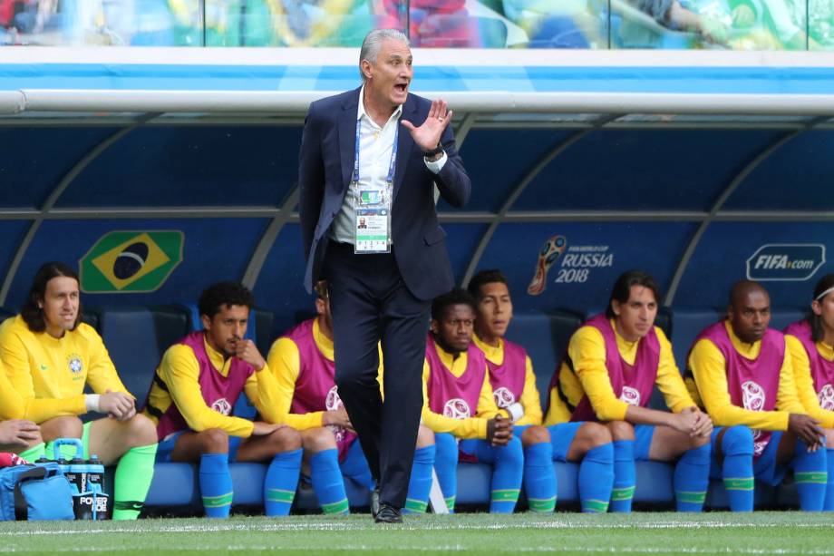 O técnico Tite orienta os jogadores da seleção brasileira durante partida contra a Costa Rica, no estádio São Petesburgo