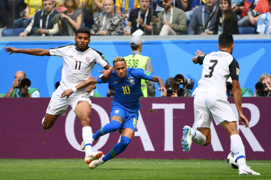 Neymar é marcado de perto pela defesa da Costa Rica durante partida válida pela segunda rodada do grupo da Copa do Mundo no estádio São Petesburgo