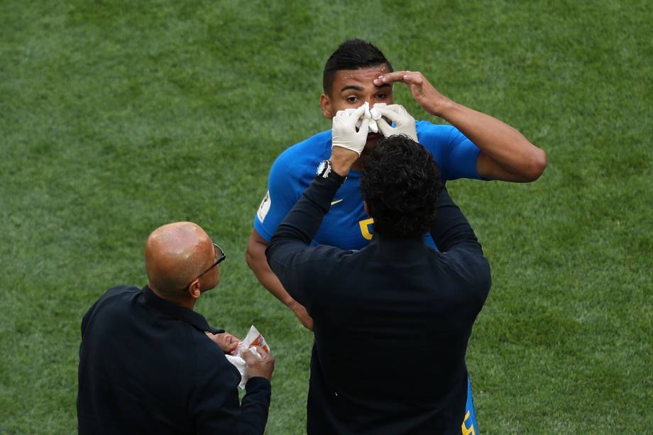 O volante Casemiro recebe atendimento médico após choque com jogador da Costa Rica