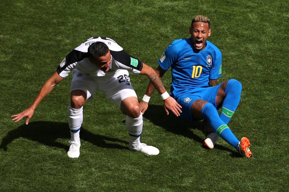 Neymar reclama de falta após jogada com David Guzman, da Costa Rica