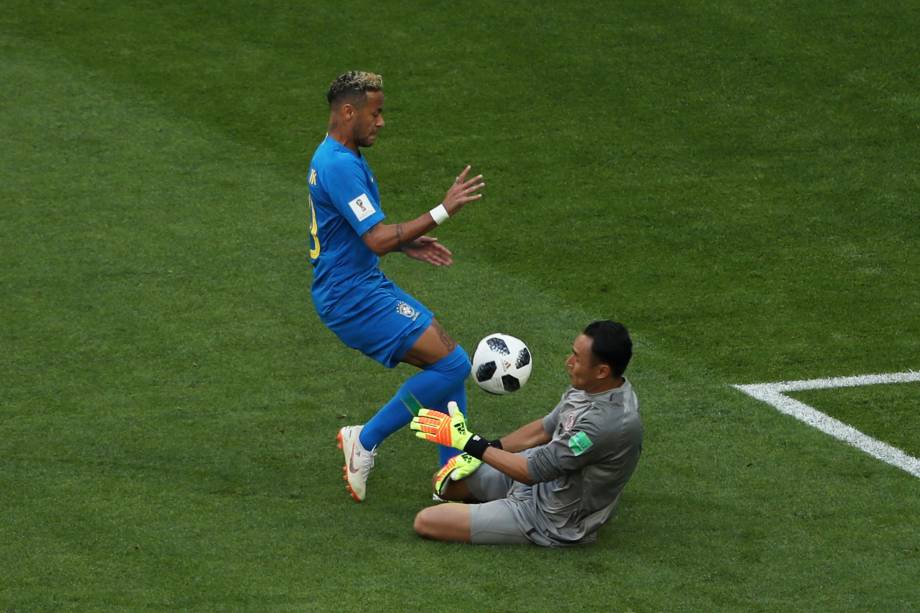 Neymar divide jogada com o goleiro Keylor Navas da Costa Rica