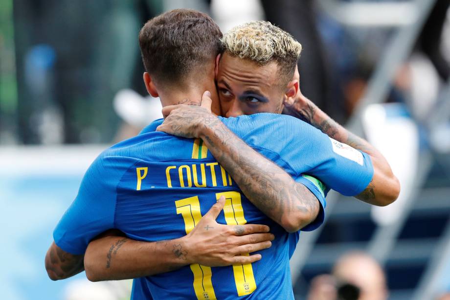 Neymar comemora com Philippe Coutinho o segundo gol da seleção brasileira na vitória sobre a Costa Rica no estádio São Petesburgo