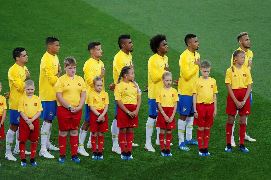 Jogadores da seleção brasileiro cantam o hino nacional antes da partida contra a Sérvia, no estádio Spartak - 27/06/2018