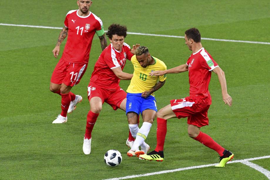 Neymar é visto pressionado pela marcação dupla do time da Sérvia - 27/06/2018