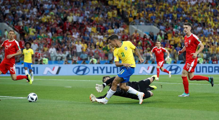 Philippe Coutinho, do Brasil, arrisca um chute contra o gol da Sérvia - 27/06/2018