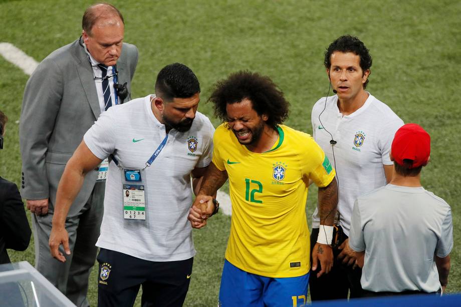O lateral esquerdo do Brasil, Marcelo, deixa a partida após sentir dores - 27/06/2018