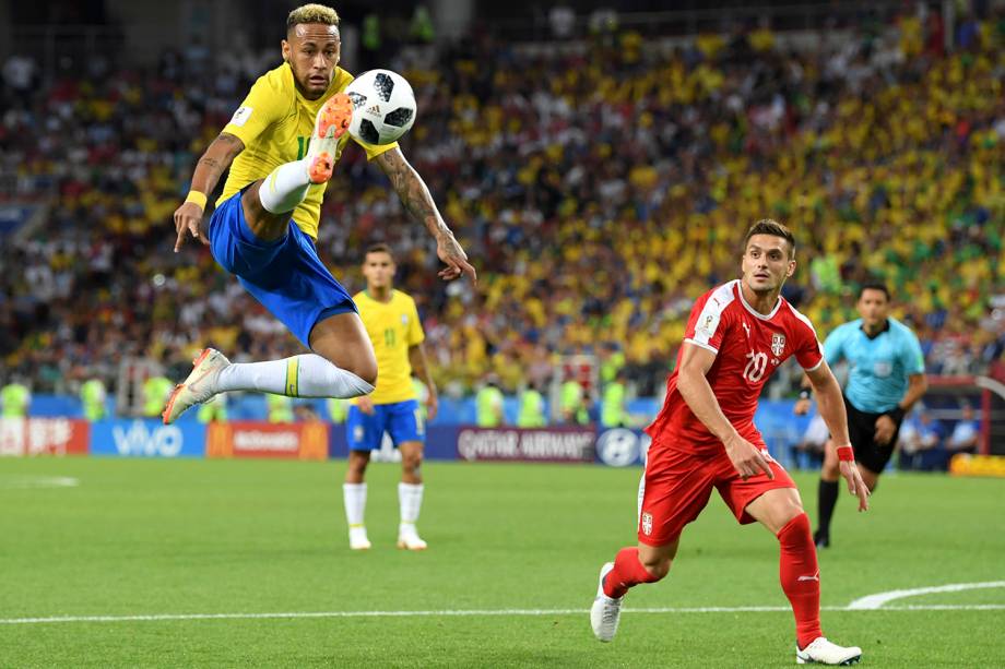 Neymar ajeita a bola após um lançamento para o ataque brasileiro - 27/06/2018