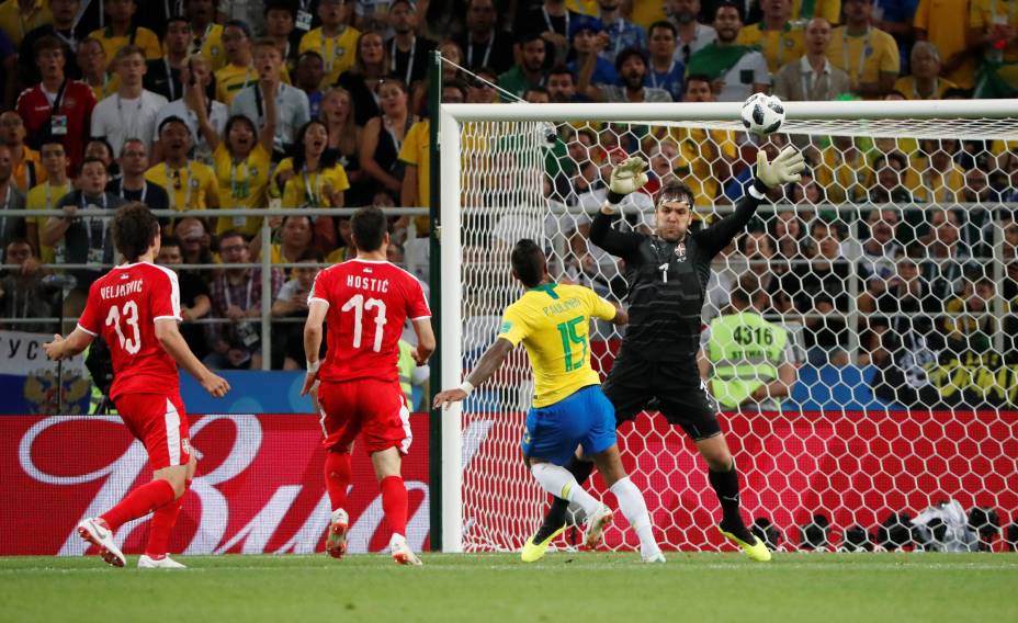 Paulinho marca, de cobertura, o primeiro gol do Brasil na partida contra a Sérvia - 27/06/2018