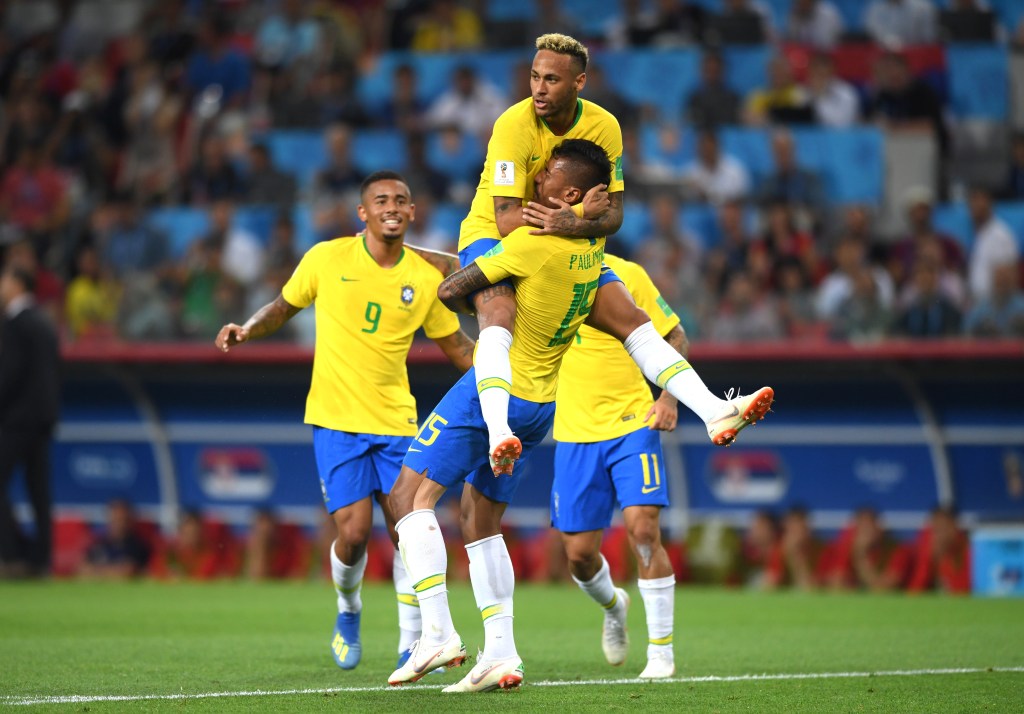 Neymar e Gabriel Jesus chegam para comemorar o gol feito por Paulinho contra a Sérvia, no estádio Spartak - 27/06/2018