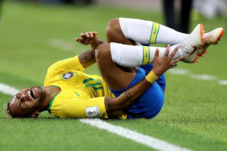 Neymar reage após uma falta recebida na partida contra a Sérvia - 27/06/2018