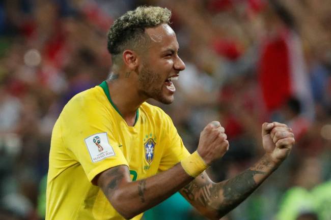 Neymar comemora após o Brasil vencer a Sérvia por 2 a 0 - 27/06/2018