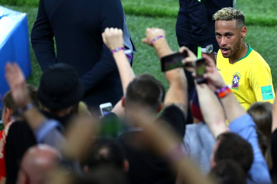 Neymar comemora com torcedores após o Brasil vencer a Sérvia por 2 a 0, em Moscou - 27/06/2018
