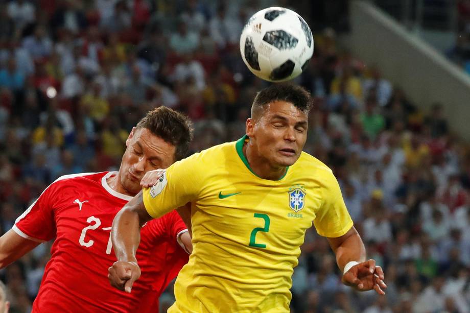 Thiago Silva disputa bola com Nemanja Matic, durante partida entre Brasil e Sérvia, válida pelo grupo E da Copa do Mundo - 27/06/2018