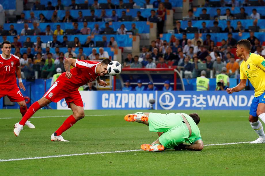 Aleksandar Mitrovic, da Sérvia, arrisca um gol de cabeça contra o Brasil, no estádio Spartak - 27/06/2018