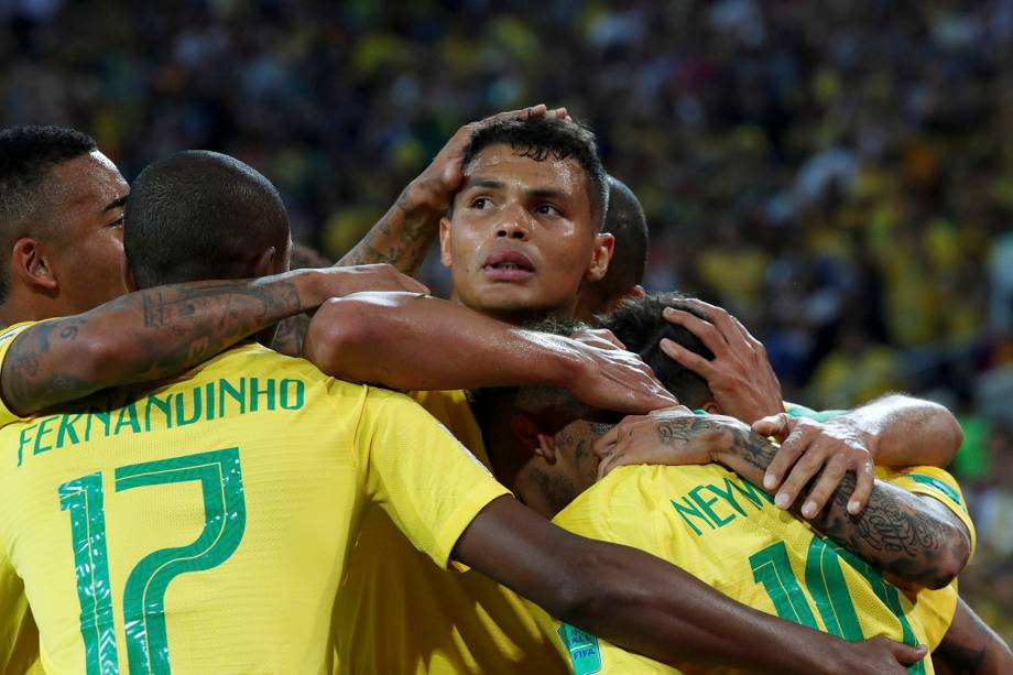 Companheiros de time abraçam o zagueiro Thiago Silva, autor do segundo brasileiro contra a Sérvia - 27/06/2018