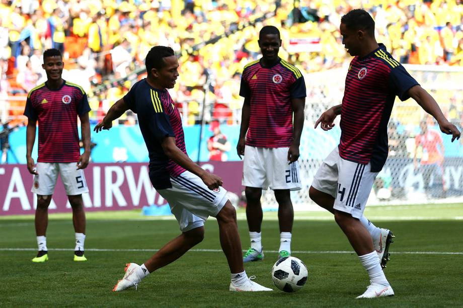 Jogadores colombianos durante o aquecimento da partida contra o Japão, no estádio Mordovia Arena, em Saransk