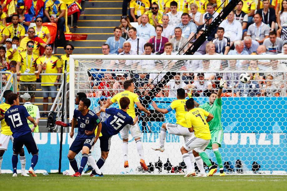 Yuya Osako marca o segundo gol do Japão com uma cabeçada em meio aos colombianos