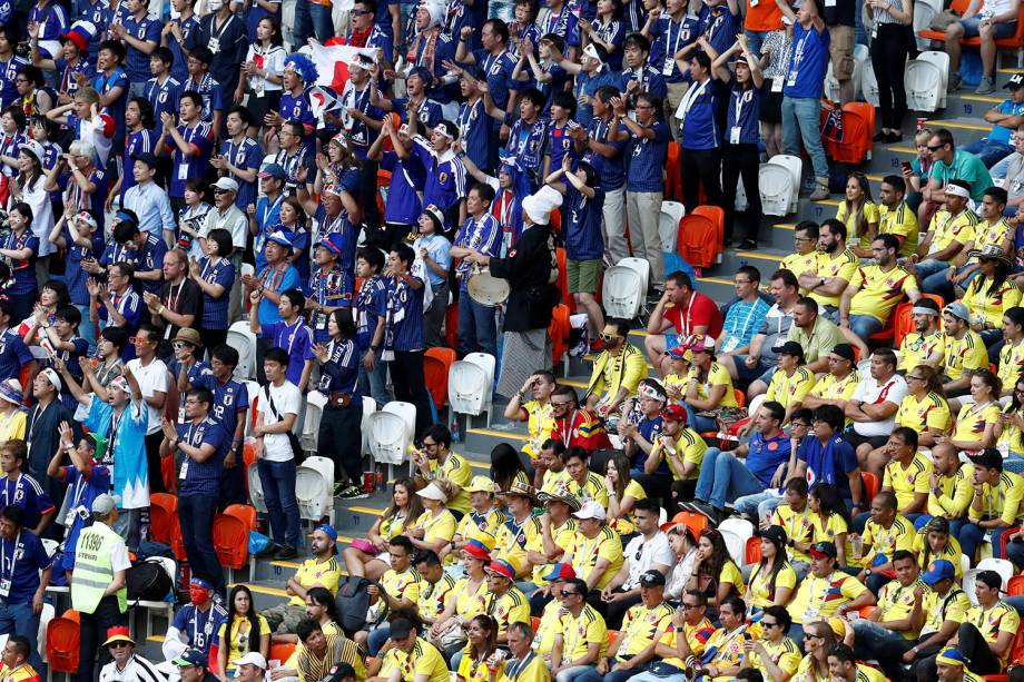 Uma visão da arquibancada do estádio Mordovia Arena mostra o ânimo dos japoneses de um lado, e a aflição dos colombianos de outro