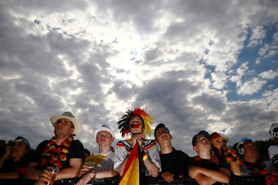 Torcedores da Alemanha lamentam durante a partida contra a Coréia do Sul, enquanto assistem ao jogo no  Portão de Brandemburgo - 27/06/2018