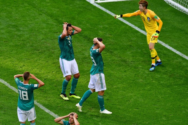 Jogadores alemães lamentam jogada perdida durante partida contra a Coreia do Sul, válida pela fase de grupos da Copa do Mundo  - 27/06/2018