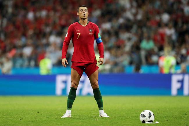 Cristiano Ronaldo se prepara para bater falta, durante partida entre Portugal e Espanha - 15/06/2018