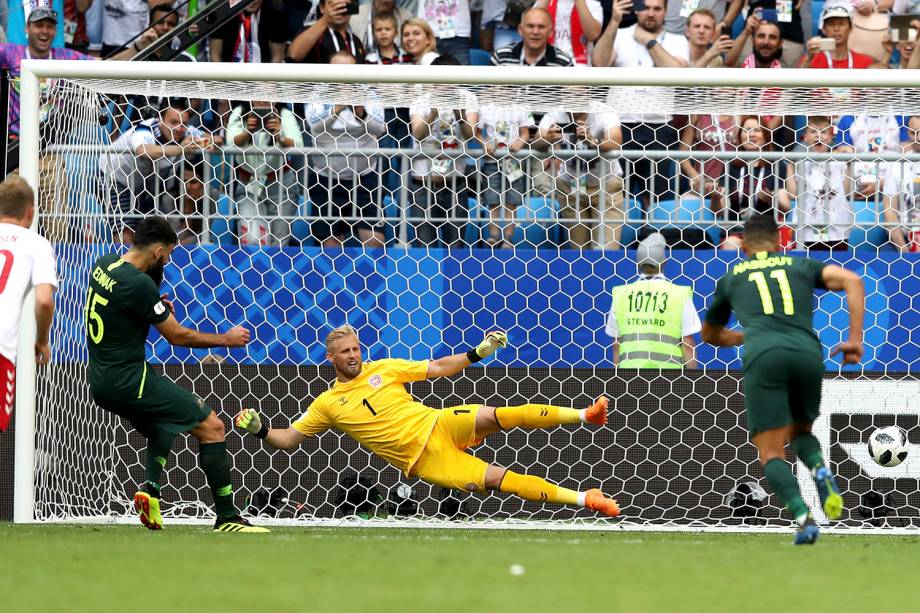 Mile Jedinak marca de pênalti o gol de empata da Austrália na partida contra a Dinamarca na arena Samara - 21/06/2018