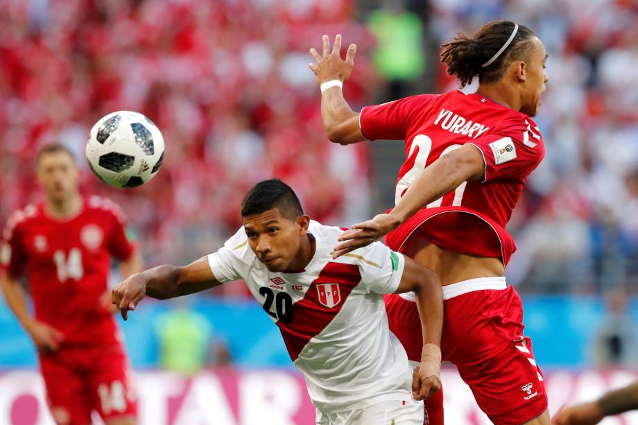O peruano Edison Flores disputa jogada com Yussuf Poulsen da Dinamarca