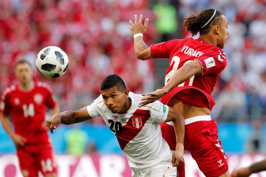 O peruano Edison Flores disputa jogada com Yussuf Poulsen da Dinamarca