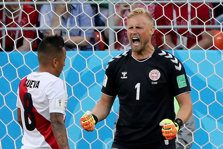 Kasper Schmeichel, goleiro da Dinamarca, reage após o peruano Christian Cueva ter perdido um pênalti