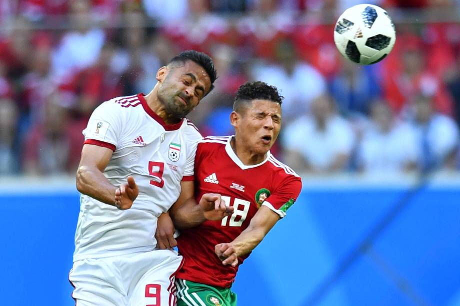 Omid Ebrahimi do Irã em ação com a Amine Harit do Marrocos na partida de estreia das equipes no grupo B da Copa do Mundo em São Petesburgo - 15/06/2018