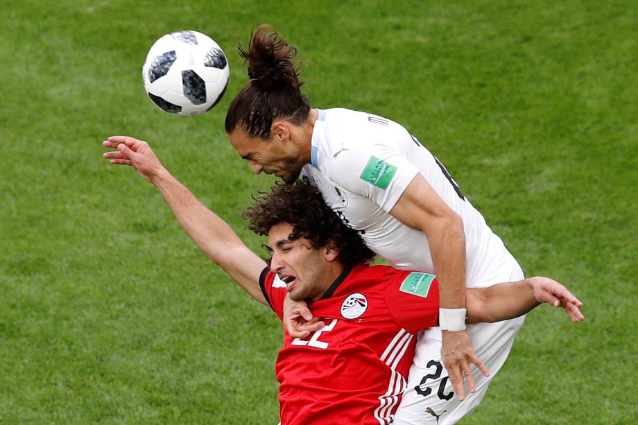O zagueiro uruguaio Martín Cáceres em disputa de bola com o atacante egípcio Amr Warda - 15/06/2018