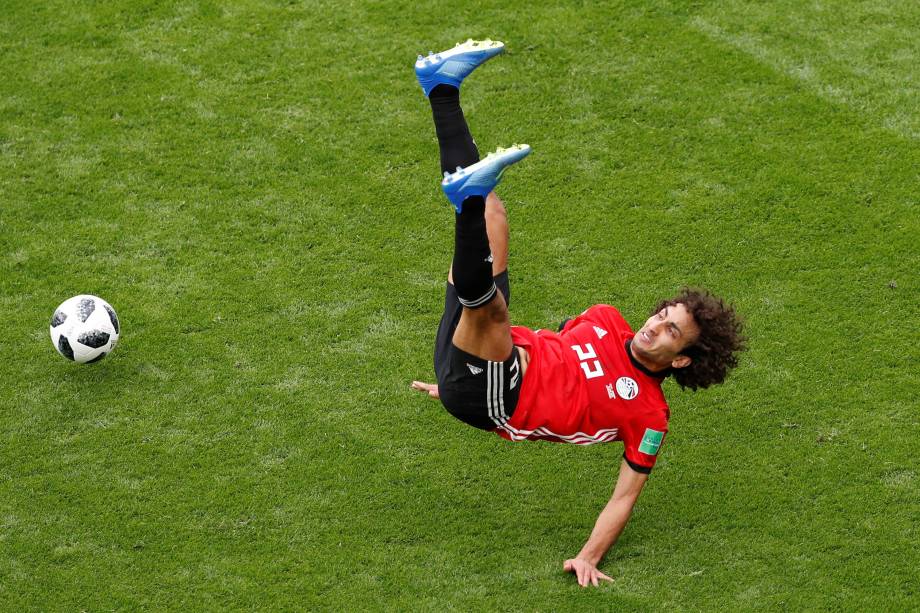 O meia-atacante egípcio Amr Warda cai no gramado durante partida contra o Uruguai na arena Ecaterimburgo - 15/06/2018