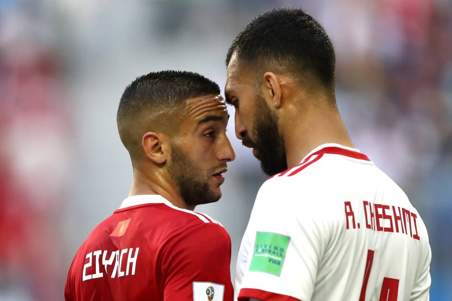 Hakim Ziyach do Marrocos discute com Roozbeh Cheshmi, do Irã, durante a partida do Grupo B da Copa do Mundo em São Petersburgo - 15/06/2018