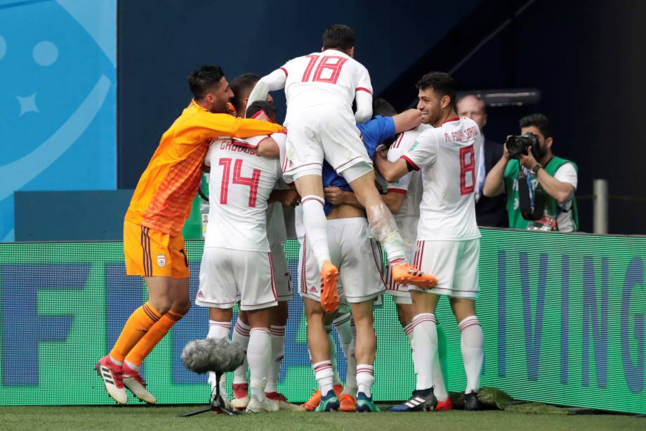 Jogadores do Irã comemoram após Aziz Bouhaddouz, do Marrocos, marcar contra nos acréscimos - 15/06/2018