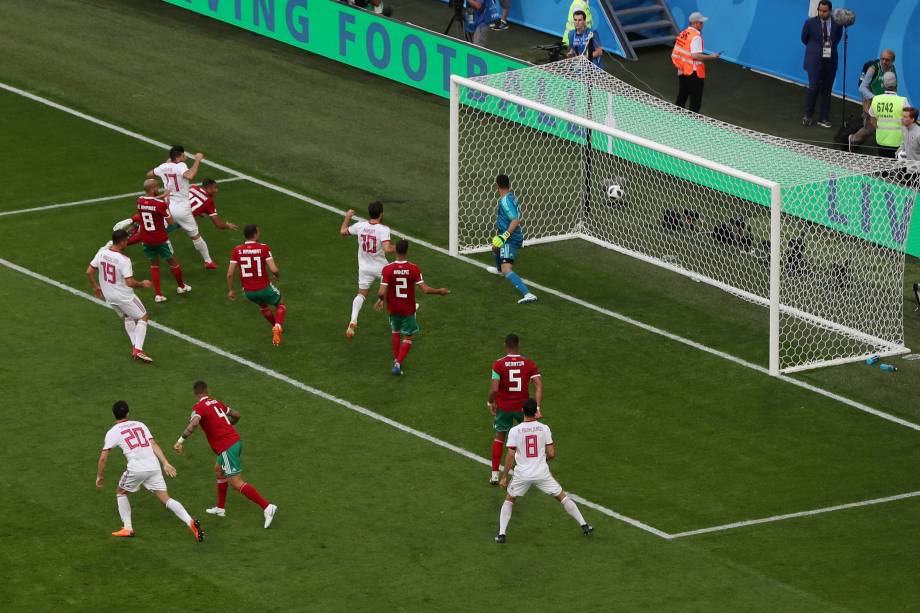 Aziz Bouhaddouz, do Marrocos, marca contra e o Irã vence na partida de abertura do grupo B na Copa do Mundo da Rússia, em São Petesburgo - 15/06/2018