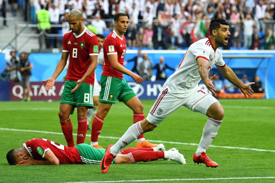 Aziz Bouhaddouz, do Marrocos, fica caído no gramado após marcar contra e dar a vitória à seleção do Irã na partida de abertura do grupo B da Copa do Mundo da Rússia em São Petesburgo - 15/06/2018