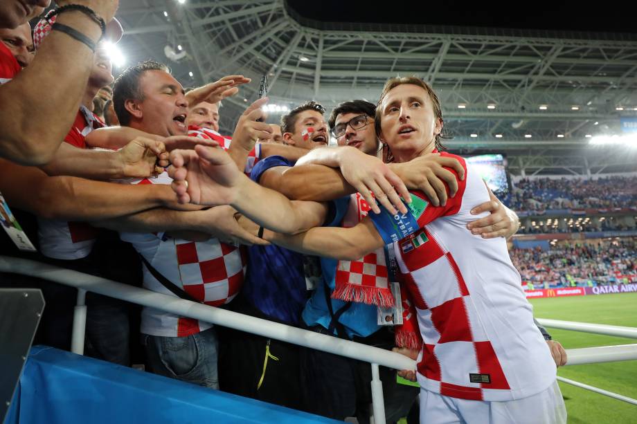 O jogador Luka Modric, da Croácia, comemora com torcedores a vitória por 2 a 0 sobre a Nigéria, em partida válida pelo grupo D da Copa do Mundo - 16/06/2018