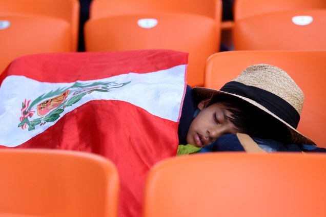 Torcedor mirim peruano dorme durante partida entre França e Peru, válida pelo grupo C da Copa do Mundo, realizada em Ecaterimburgo. Sul-americanos foram derrotados por 1 a 0 pelos europeus - 21/06/2018