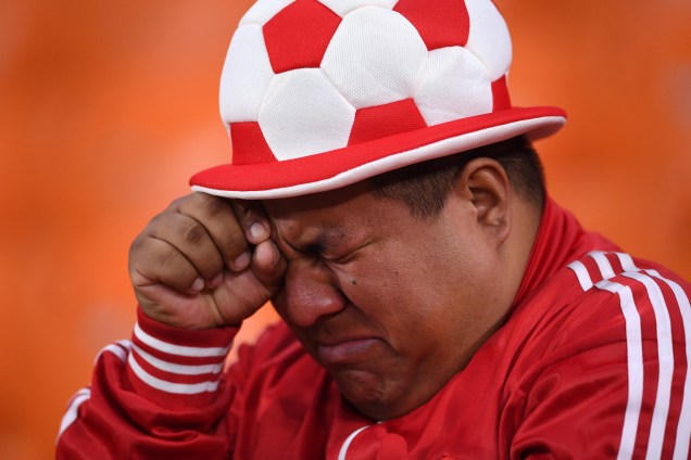 Torcedor chora após o Peru ser derrotado pela França por 1 a 0, em partida válida pelo grupo C da Copa do Mundo, realizada em Ecaterimburgo - 21/06/2018