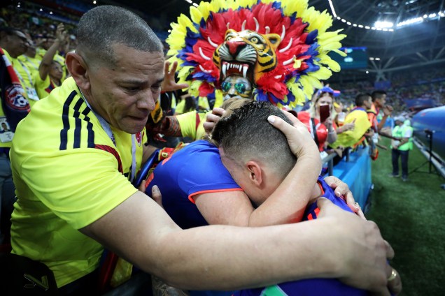 O jogador Mateus Uribe, da Colômbia, comemora com torcedores após vitória sobre a Polônia por 3 a 0 - 24/06/2018