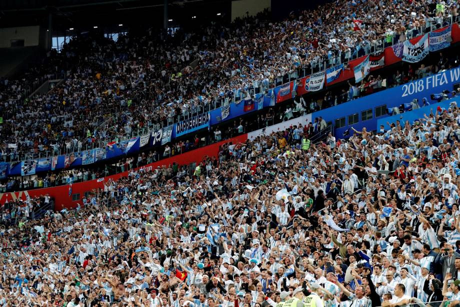 Torcedores argentinos comemoram após o jogador Marcos Rojo marcar o segundo gol contra a Nigéria, em partida válida pela terceira rodada do grupo D da Copa do Mundo, realizada em São Petersburgo - 26/06/2018