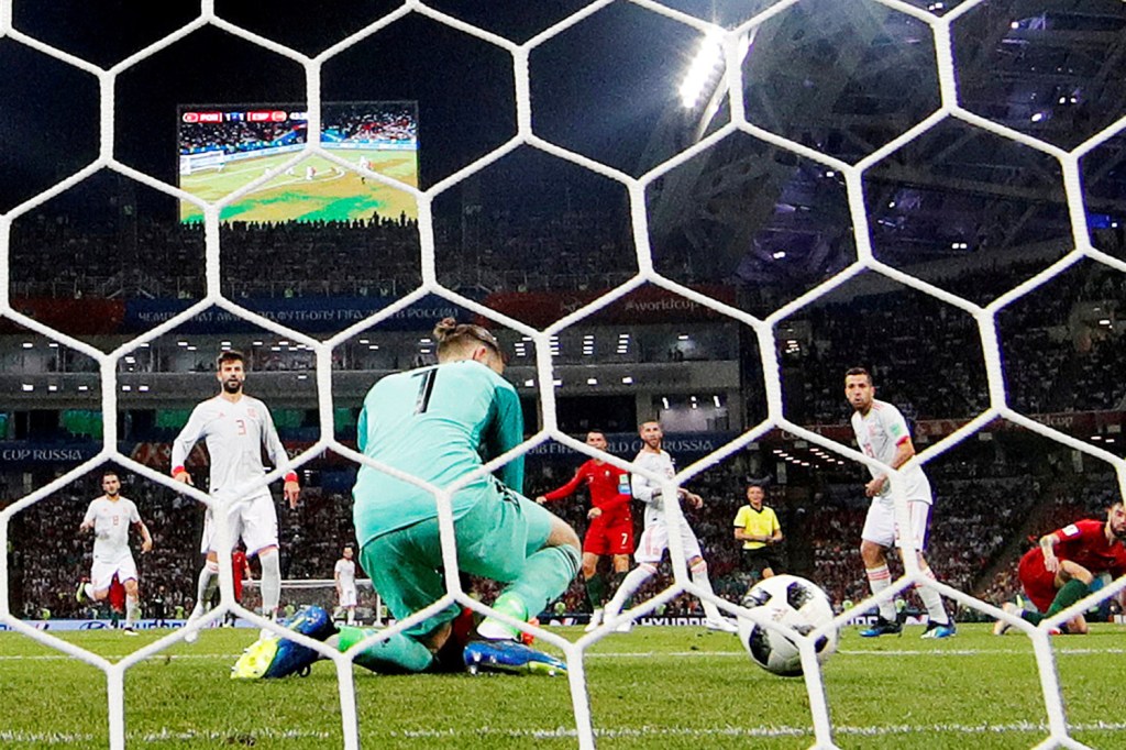 O goleiro da Espanha, De Gea, falha no segundo gol de Cristiano Ronaldo, em partida válida pelo grupo B da Copa do Mundo - 15/06/2018