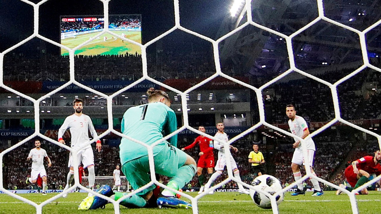 O goleiro da Espanha, De Gea, falha no segundo gol de Cristiano Ronaldo, em partida válida pelo grupo B da Copa do Mundo - 15/06/2018