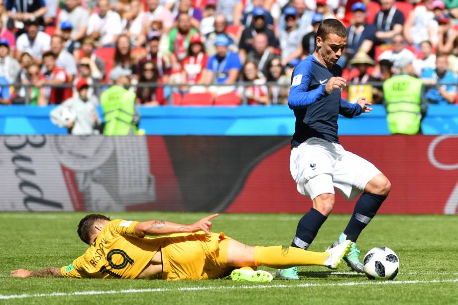 O atacante Antoine Griezmann da França é derrubado pelo zagueiro australiano Joshua Risdon. O pênalti foi marcado com o auxílio do árbitro de vídeo