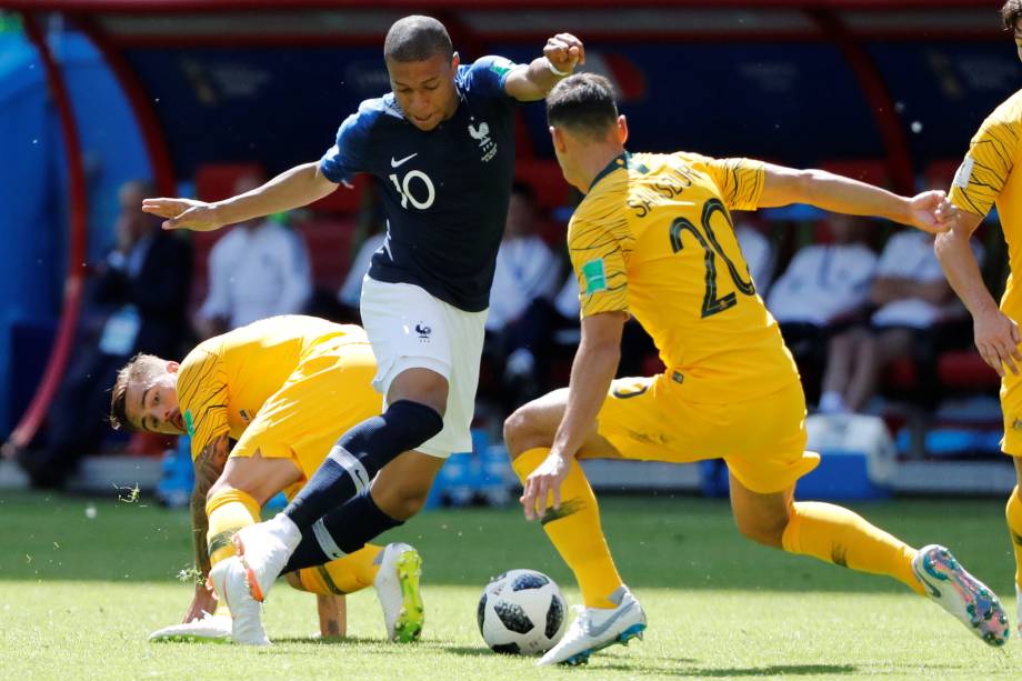 O atacante francês Kylian Mbappé em ação contra a defesa da Austrália na partida de estreia das seleções na Copa do Mundo da Rússia na Arena Kazan - 16/06/2018