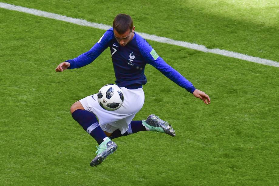 O atacante francês Antoine Griezmann domina a bola com categoria durante partida de abertura do grupo C da Copa do Mundo contra a Austrália na Arena Kazam - 16/06/2018