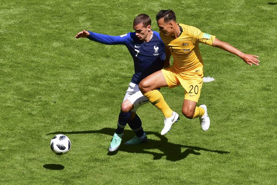 O atacante francês Antoine Griezmann é marcado pelo zagueiro Trent Sainsbury da Austrália na partida de abertura do grupo C da Copa do Mundo contra a Austrália na Arena Kazam - 16/06/2018