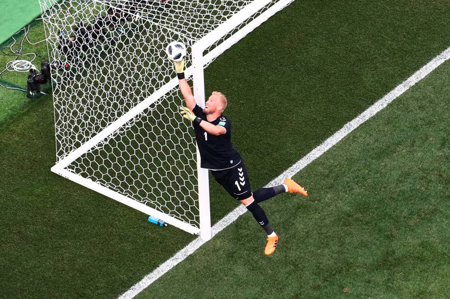 Kasper Schmeichel da Dinamarca realiza defesa em partida contra a França - 26/06/2018
