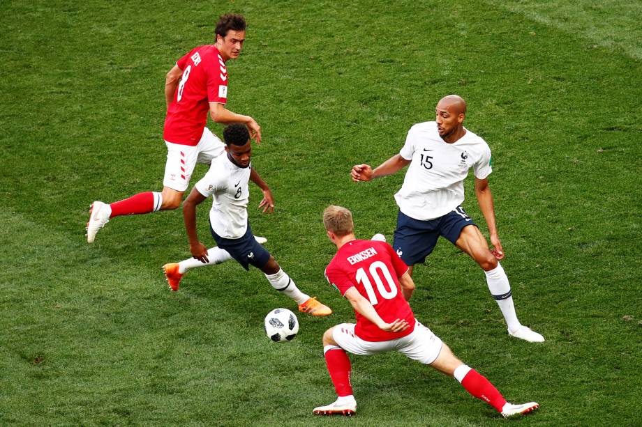 Thomas Lemar e Steven Nzonzi da França durante jogada contra Christian Eriksen e Thomas Delaney da Dinamarca - 26/06/2018